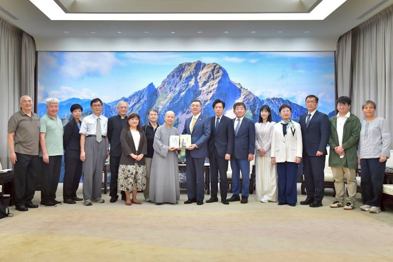 行政院長卓榮泰接見釋昭慧法師一行