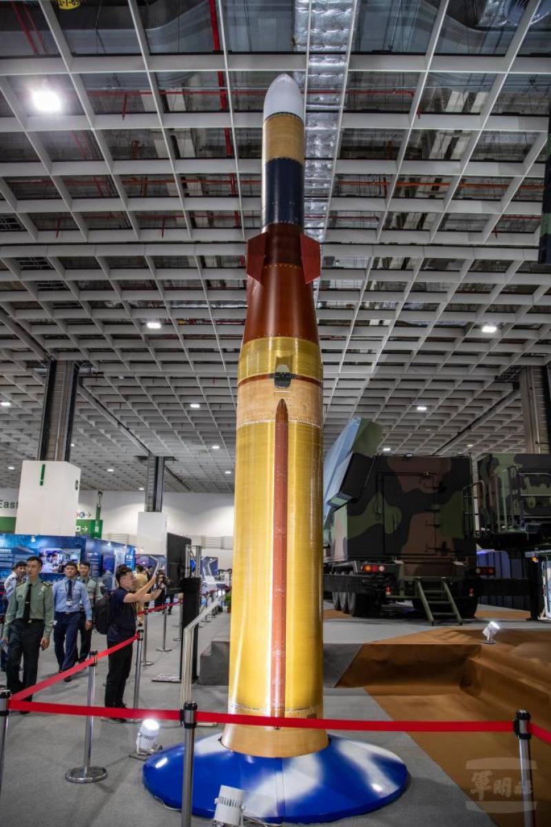 「強弓飛彈」為兩節式設計，由加力器與截殺載具所組成