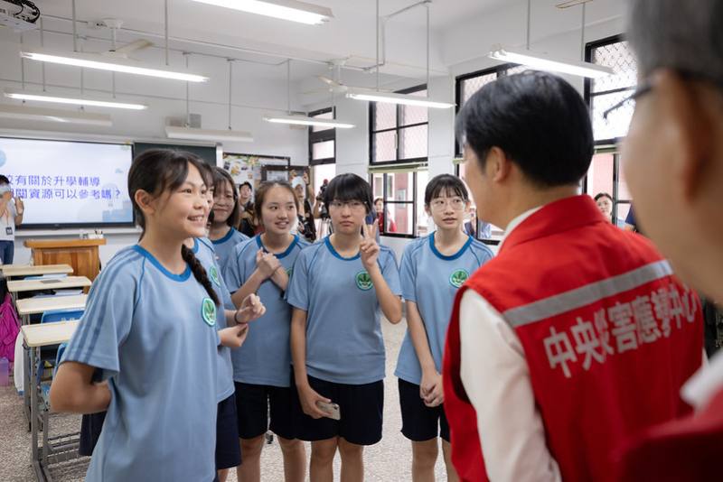 總統與學生親切互動