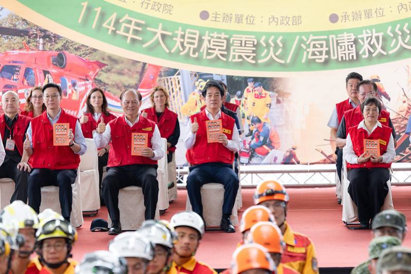 總統與出席人員合影