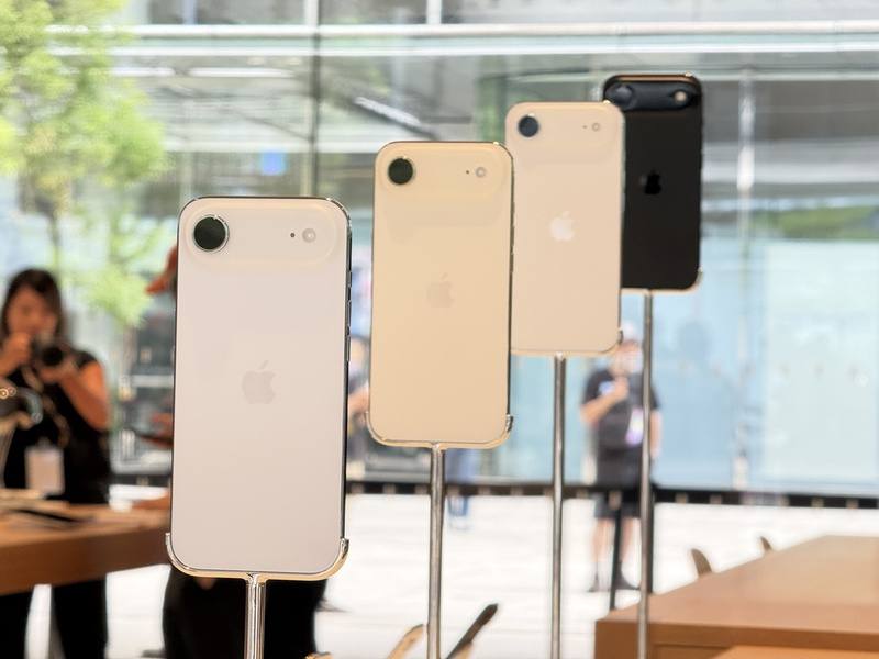 The iPhone Air on display at Apple's direct store in Taipei's Xinyi District on Friday. CNA photo Sept. 19, 2025