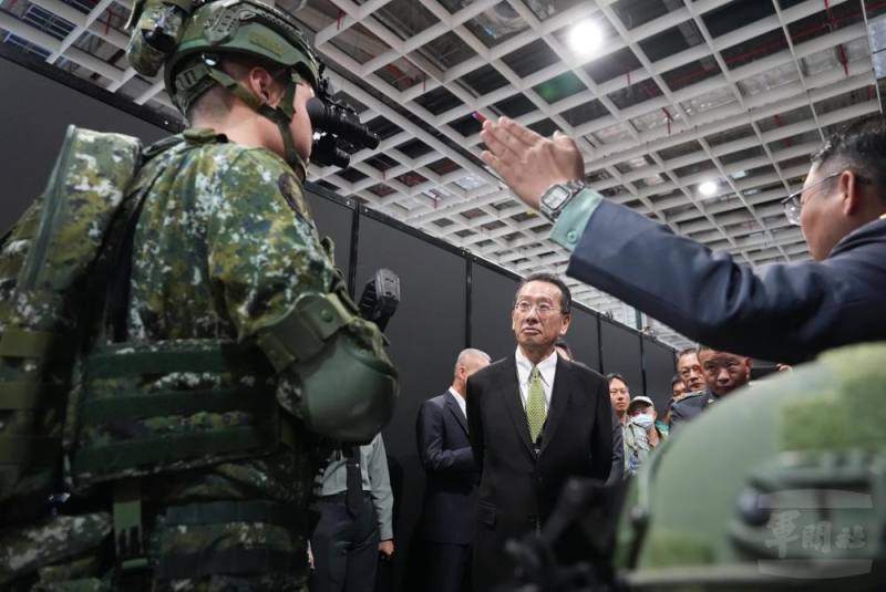 專人向顧部長解說夜視鏡性能