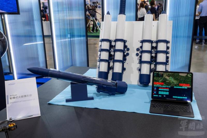 「彩帶式火箭彈系統」透過火箭精準施放彩帶絲纏繞無人機螺旋槳