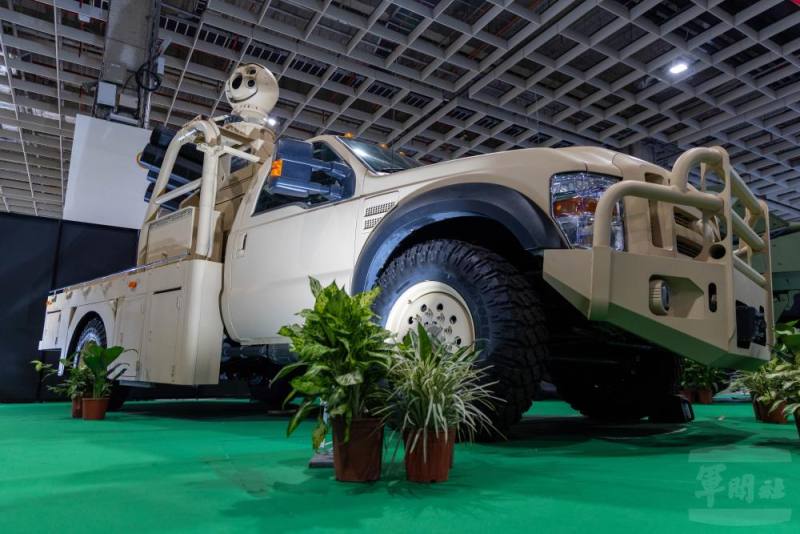 系統由「光電偵搜儀」和「2.75吋火箭砲塔」組成