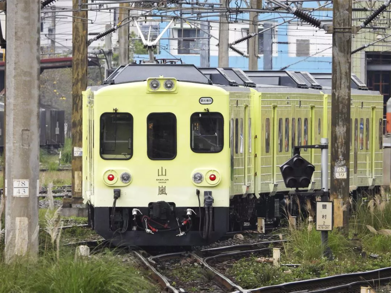 山嵐號車頭用立體版標準字作為主視覺，搭配暖色調的車身，模樣甚是可愛