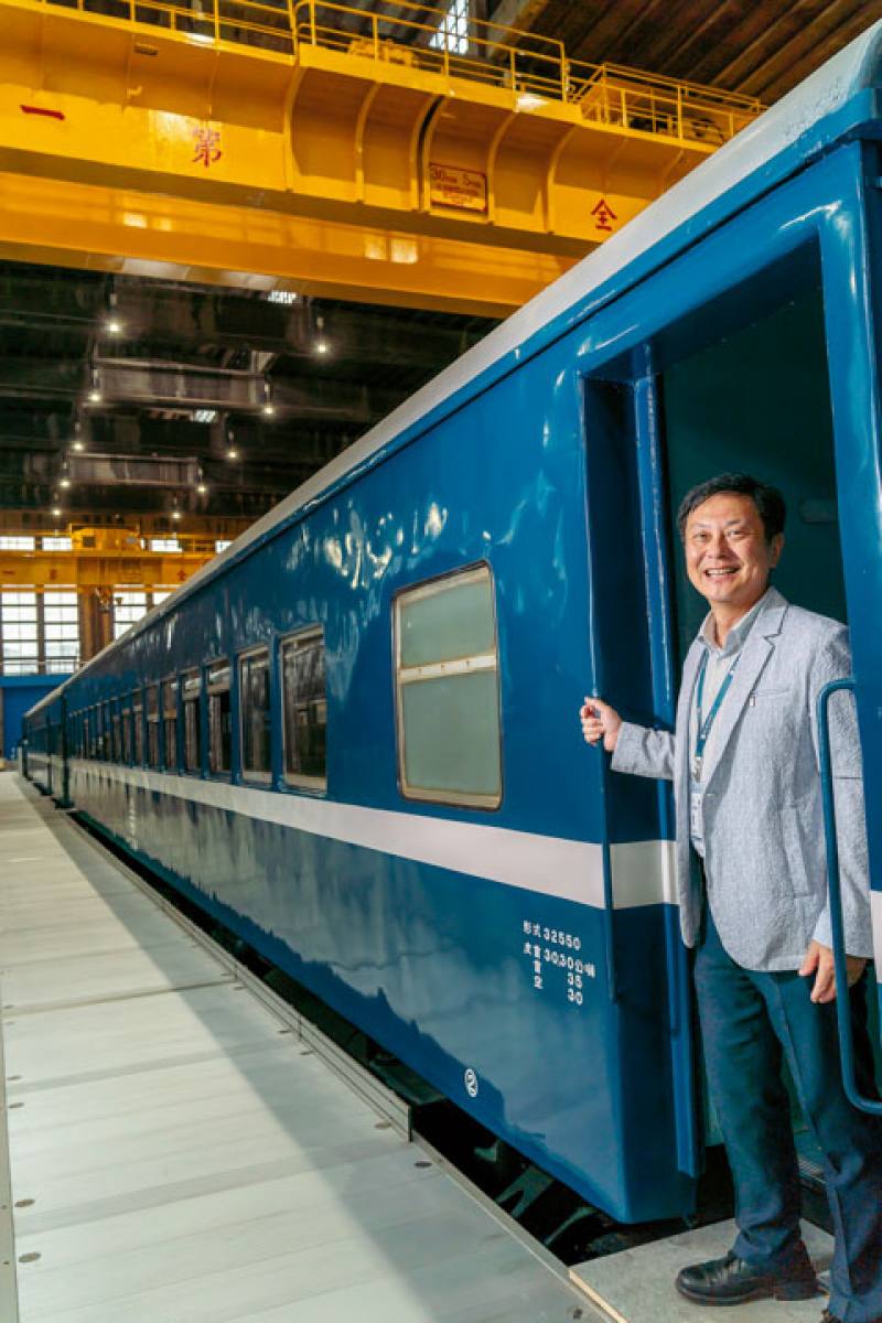 從大學時代鐵博仍是台北機廠時期就結下緣份的鄭銘彰，是談起火車眼裡有光的資深鐵道迷