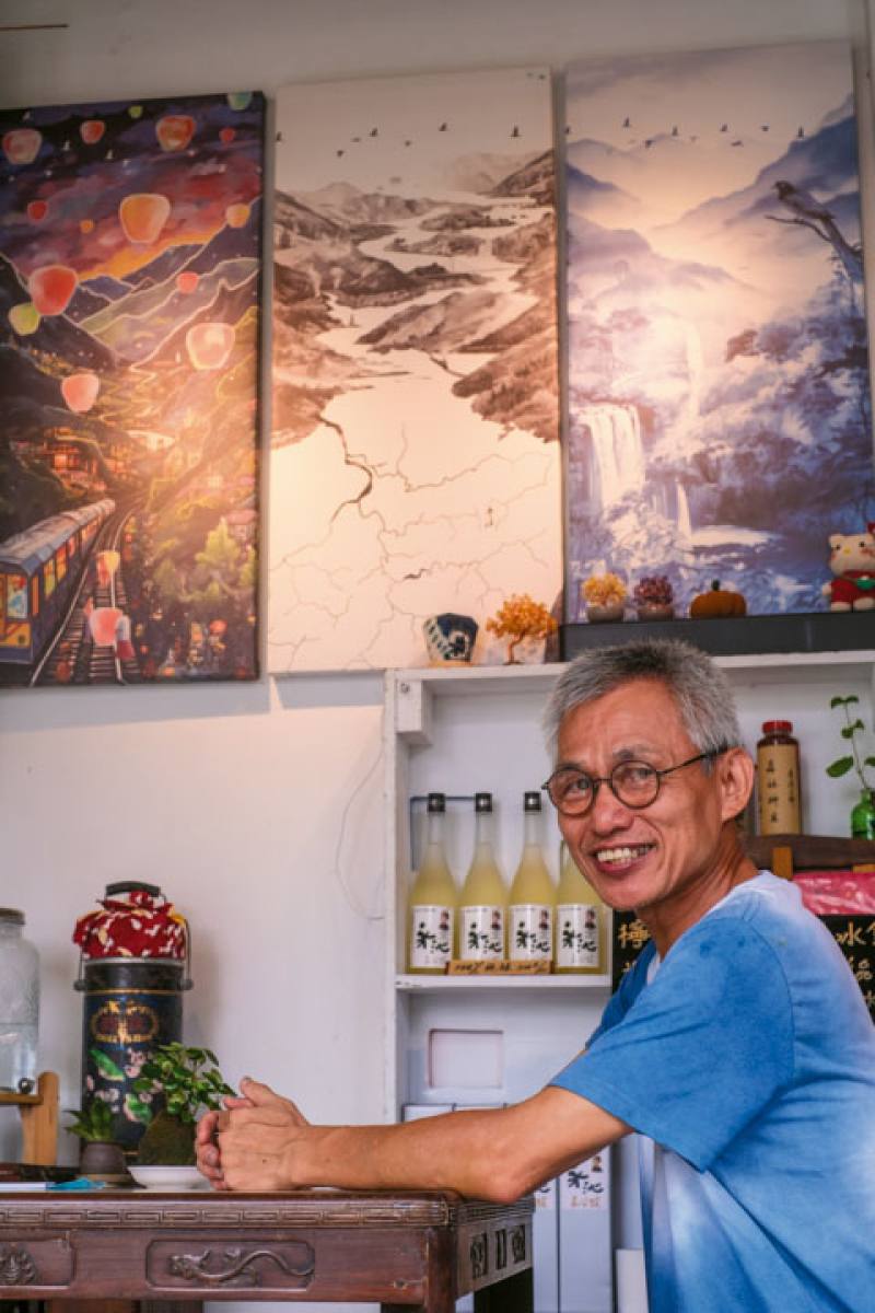 郭聰能工作室牆上的三幅畫，正好可以形容平溪地區不同時期的產業地景