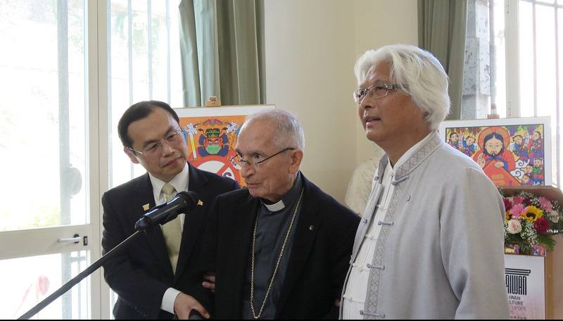 駐教廷使館邀請台灣藝術家謝省民到梵蒂岡策展，樞機主教鐸瑪士（中）在駐教廷大使賀忠義（左）與藝術家謝省民（右）陪同下致詞，稱讚這次展覽傳遞希望的信念