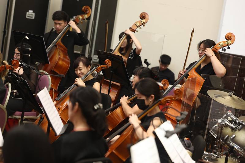 台北市立國樂團18日在台北市中山堂舉行記者會，宣傳教師節連假即將登場的民歌音樂劇「微風往事」，台北市立國樂團現場為音樂劇演奏，以國樂為劇作注入不同風采