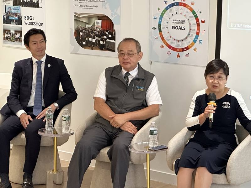 世台會董事暨執行長林鋕銘（中）9月在紐約總部接待到訪的僑委會委員長徐佳青（右）