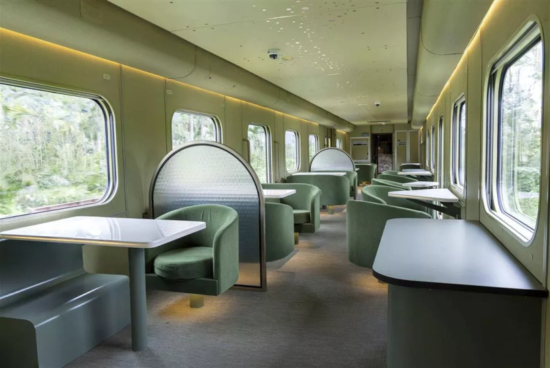 台鐵觀光列車經美學復興，換上嶄新的面貌。圖為山嵐號車廂，沉穩的綠色調
