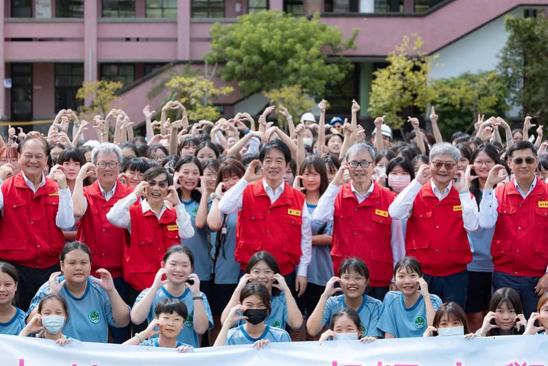 賴清德總統19日上午前往宜蘭蘭陽女中視導「114年國家防災日－各級學校及幼兒園地震避難掩護演練」