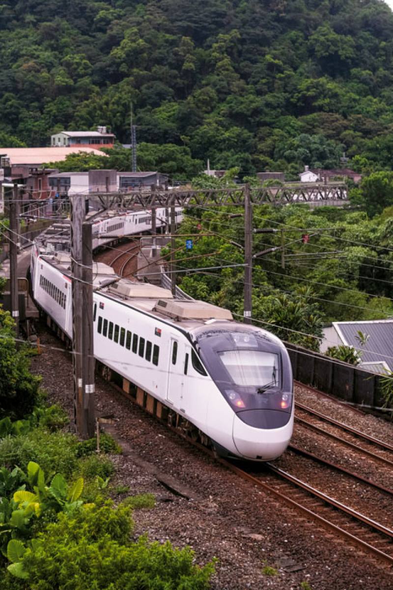 三貂嶺車站是全台灣唯一車輛沒法到達的火車站，環島線與平溪支線在此交會，搭火車可輕易到達