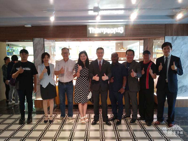 劉翼平（中）、吳孟宗（右3）與奈及利亞臺商僑界多人恭賀Thompson 23烘焙奶茶坊正式開業，並企盼成為僑界聚會交誼新據點。