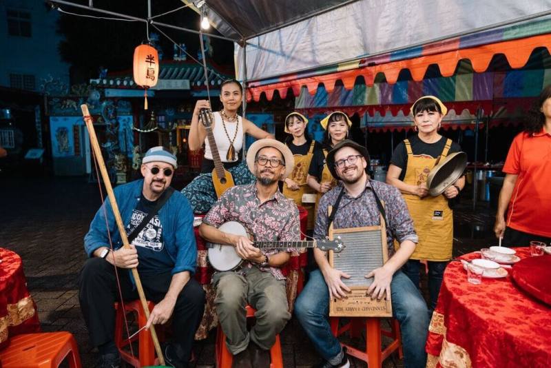 2025半島世界歌謠祭10月15至19日在恆春鎮西門廣場舉行，今年以「半島來辦桌」為主題，邀請8國團隊與在地民謠傳藝師演出，讓世界聲音齊聚半島。（屏東縣政府提供）