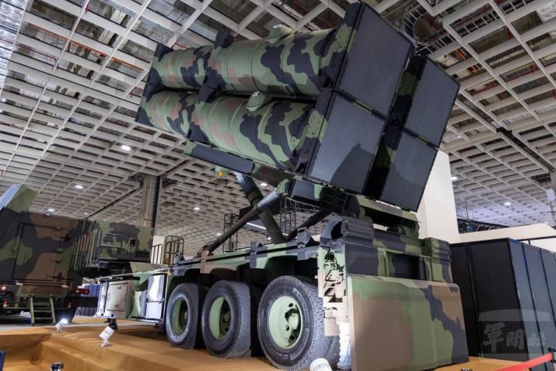 強弓飛彈發射架