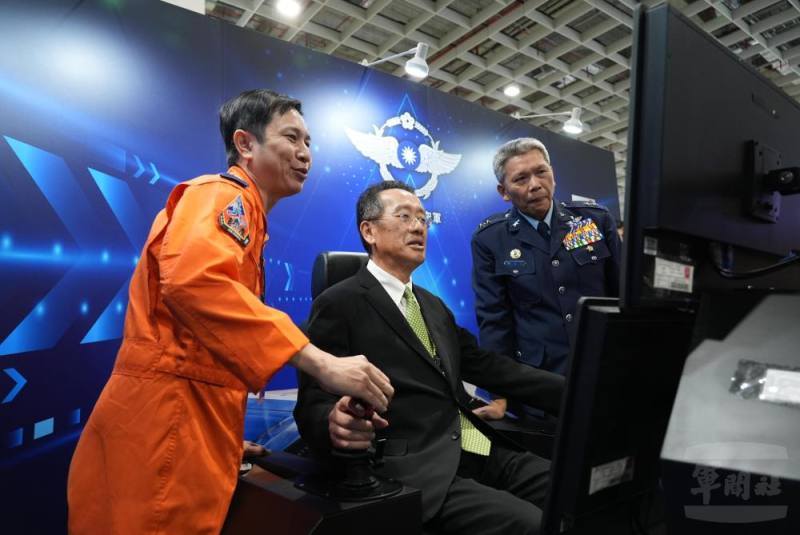 顧部長體驗高教機電腦程序訓練器