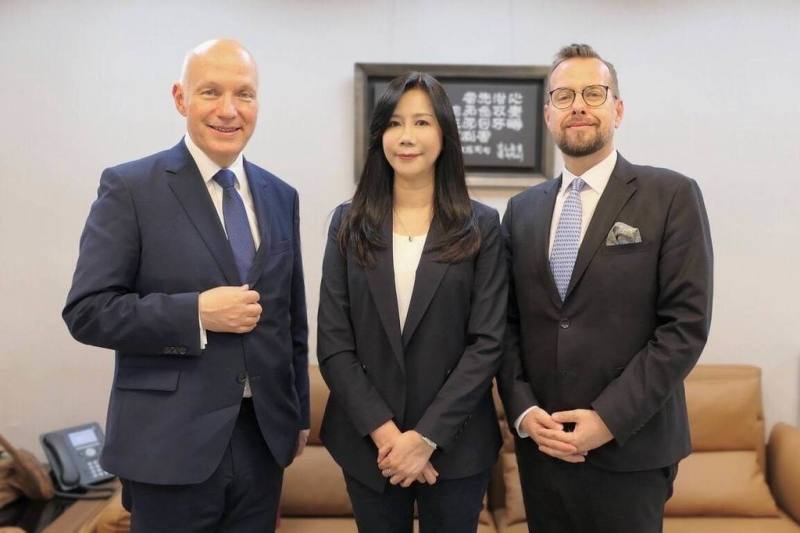 國民黨立委萬美玲（中）18日會見捷克參議院外交國防與安全委員會主席費雪（左）、捷克駐台代表史坦格（右）。（萬美玲辦公室提供）