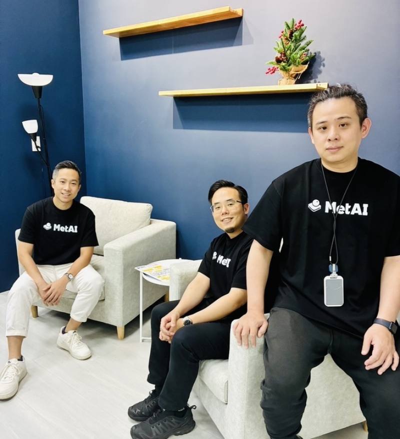 原本學電影3D特效的徐嘉呈（右）自學AI，在2022年NVIDIA（輝達）舉辦的AI應用競賽中拿下第一名後，在NVIDIA的鼓勵下創業，與執行長余泰萬（中）、營運長劉大維（左），組成「鐵三角」