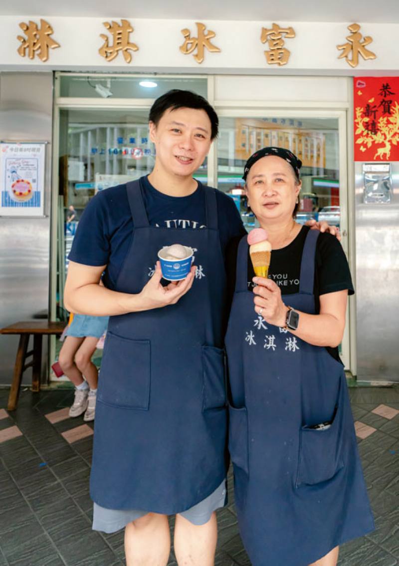 （上圖）第三代吳東霖（左）和第二代老闆娘黃素真（右）在阿公攤位的原址留影。一家人守著阿公留下來的家業，把古早的味道傳下去