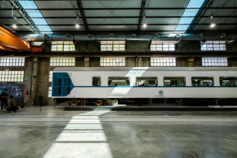 經考證後修復的初代莒光號，有著白底淺藍色啞鈴型塗裝，寬敞的座位、大面積的開窗、雙層窗簾等細節，在當年可比今日的高鐵商務艙