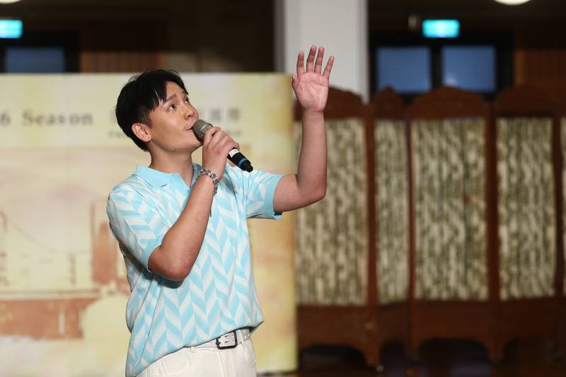 台北市立國樂團18日在台北市中山堂舉行記者會，宣傳教師節連假即將登場的民歌音樂劇「微風往事」，音樂劇演員盧學叡（圖）演出精彩片段，展現深情唱腔