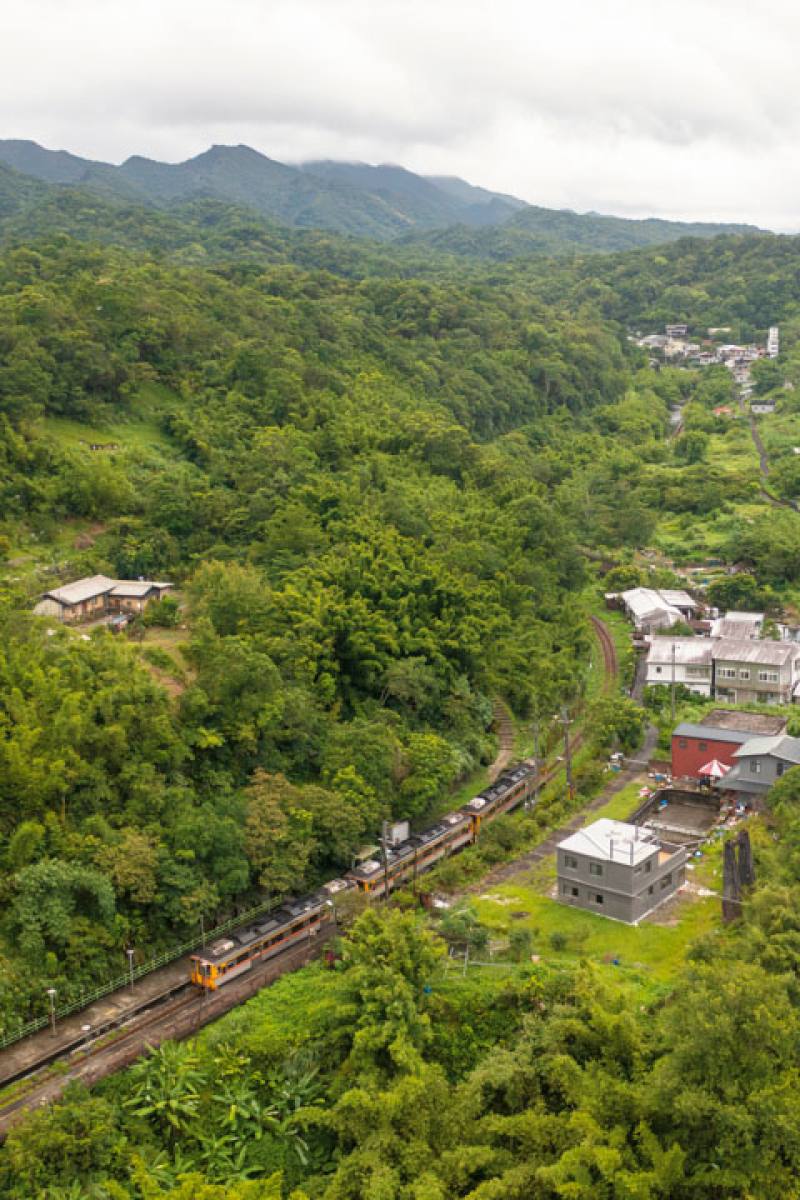 平溪支線穿梭於青山與河谷之間