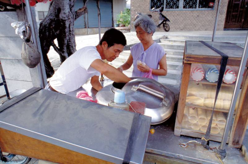 叭噗攤車、黃銅冰杓是台灣四、五年級生共同的記憶。（外交部圖庫資料）