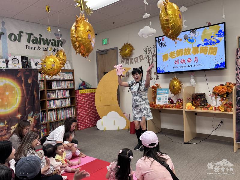 灣區麥奇小子教育中心校長廖琇菁以生動活潑的語調，帶領小朋友走進經典的「嫦娥奔月」傳說