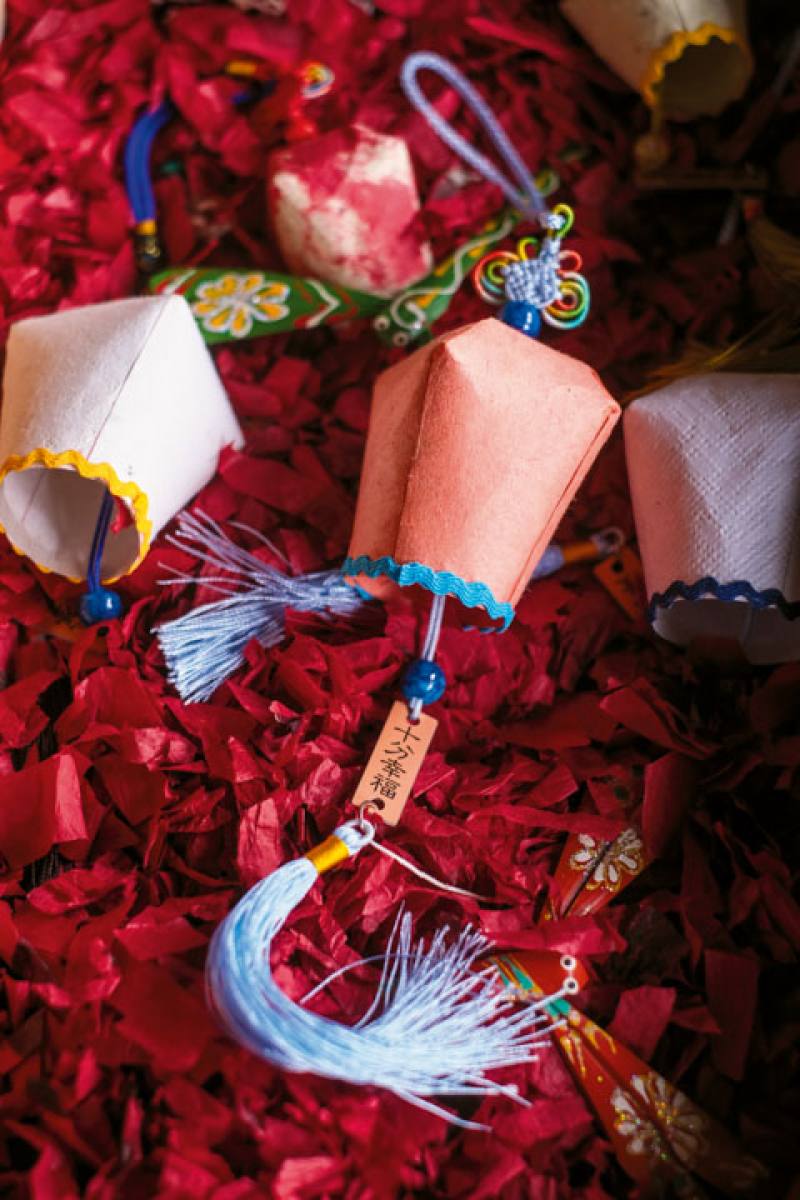 走一趟生態旅遊，沿路撿天燈淨山，回收的天燈紙可以做成手抄紙，晚上再來放天燈祈福