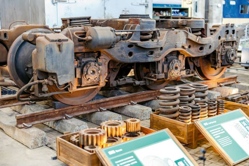呼應維修場域的前身歷史，柴電工場內展出維修過程中的機具零件，並輔以詳盡的圖文影音說明