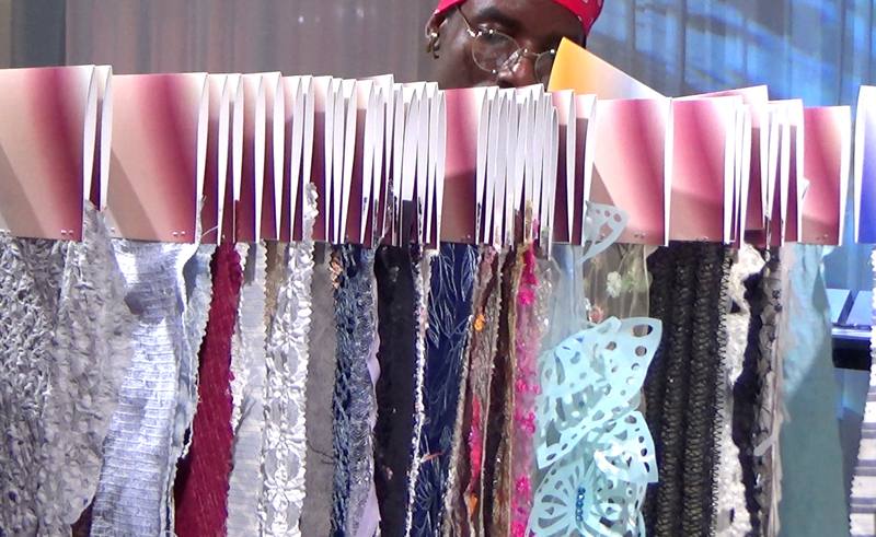 第57屆「巴黎國際面料及輔料展覽會」（Texworld Apparel Sourcing）秋冬展於9月15日至17日舉行，台灣皇加布業有限公司以二氧化碳取代水，研發「SFD超臨界無水染色」技術，成為本屆開幕記者會焦點之一。圖為展場布料展示一角