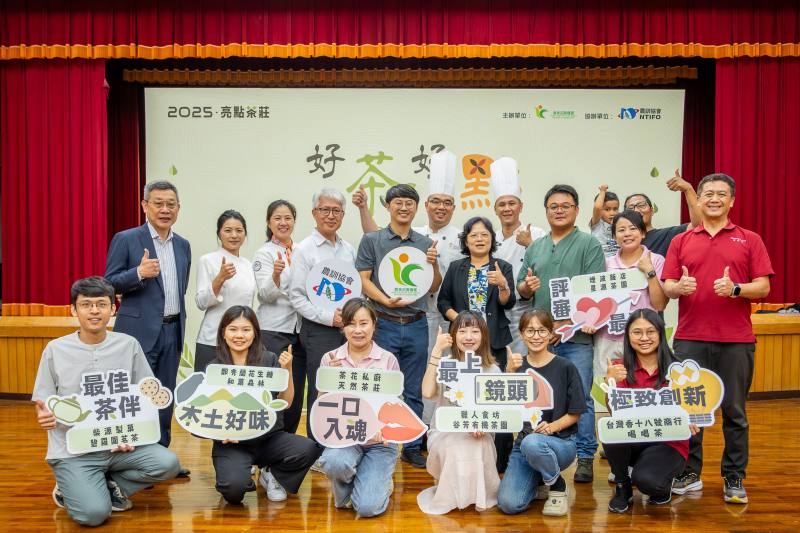 獲獎業者與評審團隊合影