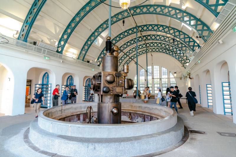 最早擁有古蹟身分的員工澡堂，由鐵道部技師宇敷赳夫設計，突破常規的半圓筒型屋頂，仿效了當年流行的火車站造型，屋頂的桁架為報廢的軌道改造而成，相當具古典美