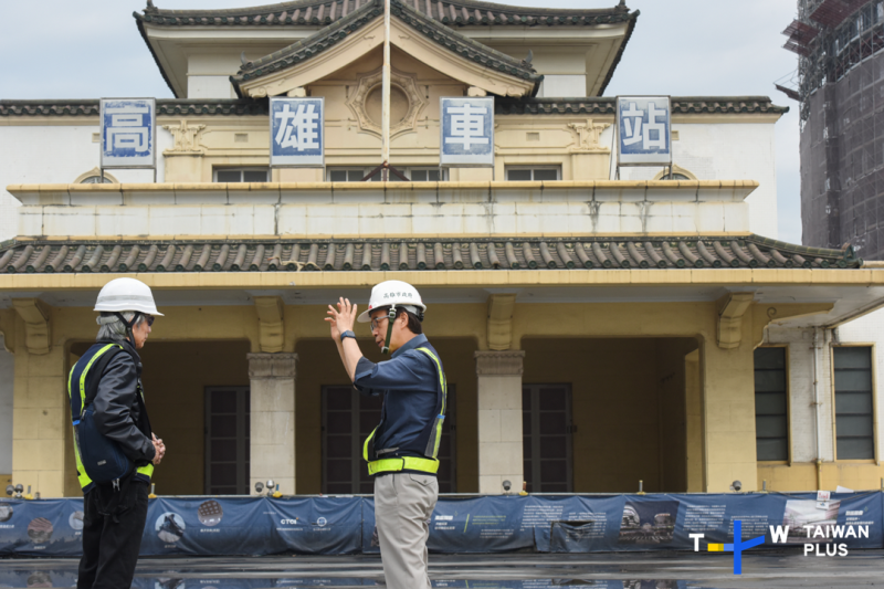 《黑潮—流變中的台灣建築》入圍三個節目類獎項。圖為高雄市副市長林欽榮（右）和建築學者郭肇立（左）在節目中暢談高雄的城市轉型。
