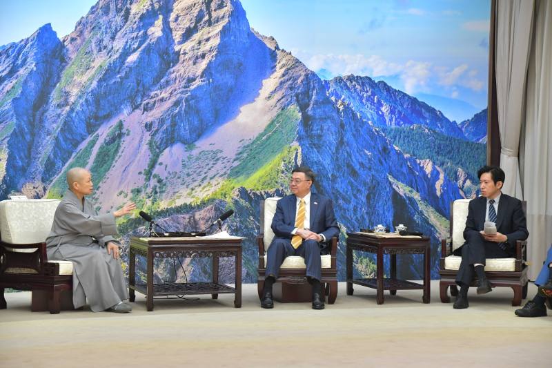 行政院長卓榮泰接見釋昭慧法師一行