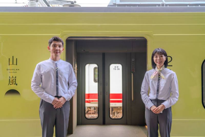 山嵐號的服務人員被暱稱為管家，在月台親切迎賓
