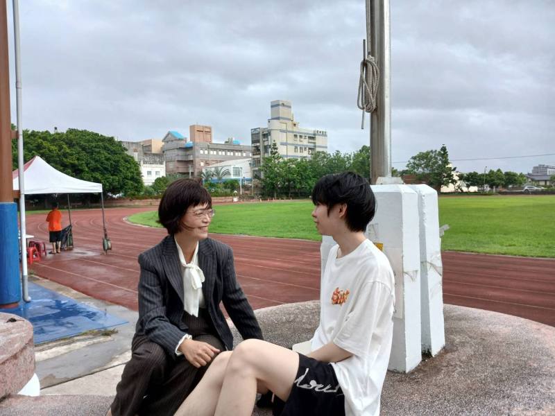 高淑芳老師傾聽學生訴說生活的點滴