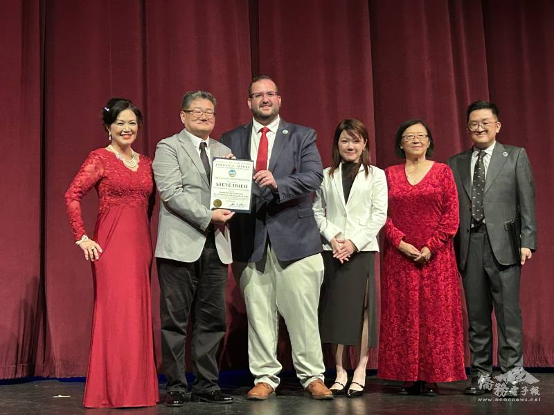 聖地牙哥稅務官Jordan Marks（左3）致贈感謝狀給雙十籌備委員會。橙縣文教中心主任蕭蓓如（右3）僑務委員謝家樹（左2）、葉芸青（右2）主持人劉述凱（右1）與廖佩君（左1）。