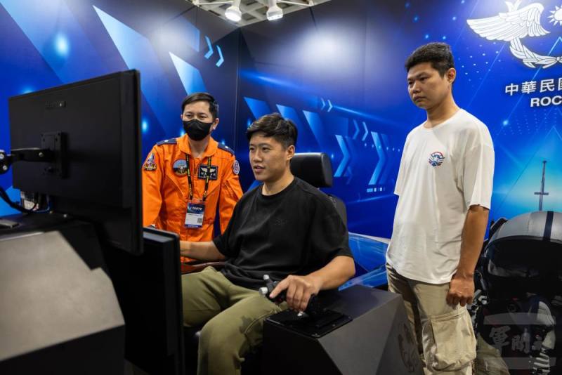 民眾體驗「AJT高教機電腦程序訓練器」