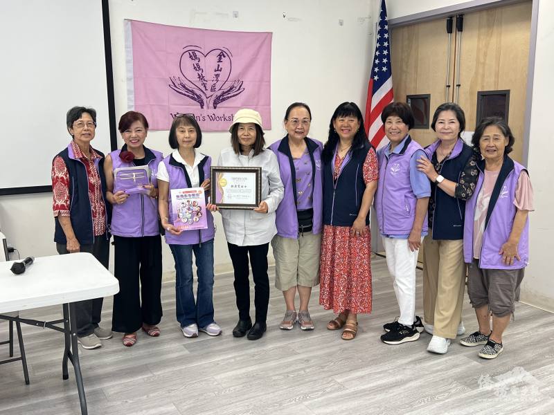 金山灣區媽媽教室志工與林清雯(左四)合影。