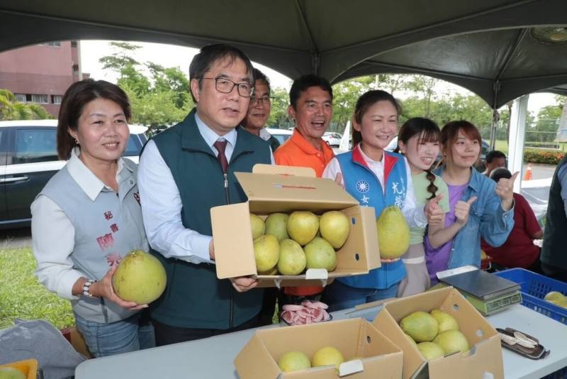 2025麻豆文旦節20日在台南市曾文市政願景園區登場，台南市長黃偉哲（左2）邀請全國遊客走進麻豆，感受柚香四溢風情。（台南市政府提供）