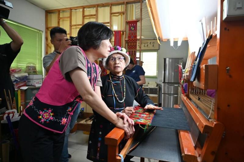 文化部將卑南族傳統織布登錄為重要傳統工藝，並認定下賓朗部落的Sunay Paelabang孫菊花（前右）為技藝保存者，授予「人間國寶」榮銜，台東縣長饒慶鈴 （前左）19日親赴部落祝賀。（台東縣政府提供）