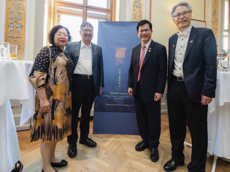 外交部長林佳龍（右二）及新竹縣長楊文科（左二）出席駐奧地利代表處舉辦的「當東方遇見西方」音樂會開幕酒會