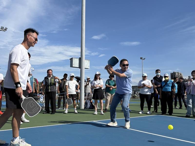 New Taipei Mayor Hou Yu-ih makes a serve in Taiwan's first riverside pickleball center in New Taipei on Friday. CNA photo Sept. 19, 2025
