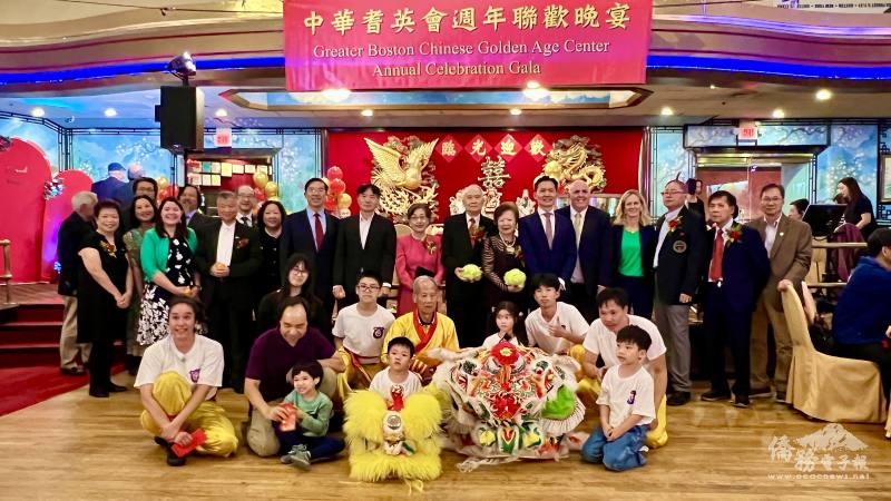 嘉賓和胡清白鶴派醒獅隊合影