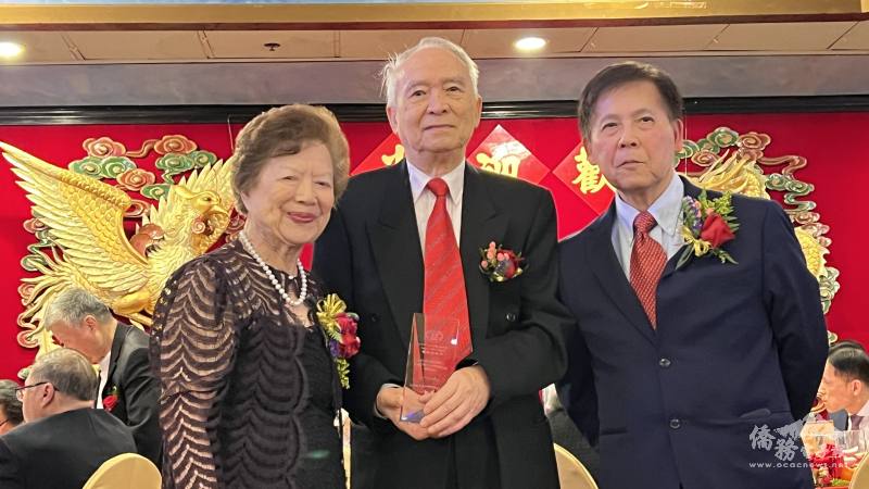 中華耆英會主任梅伍銀寬（左）、董事會董事長陳建立（右）頒發社區住宅影響獎給華經會董事長蔣宗壬（中）