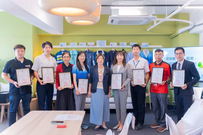 中：循環署賴瑩瑩署長，採購單位及其供應商左到右：賓格實業、新光紡織、蓓蒂實業、宏華國際、遠東銀行、桃園航勤、遠傳電信及全家福公司