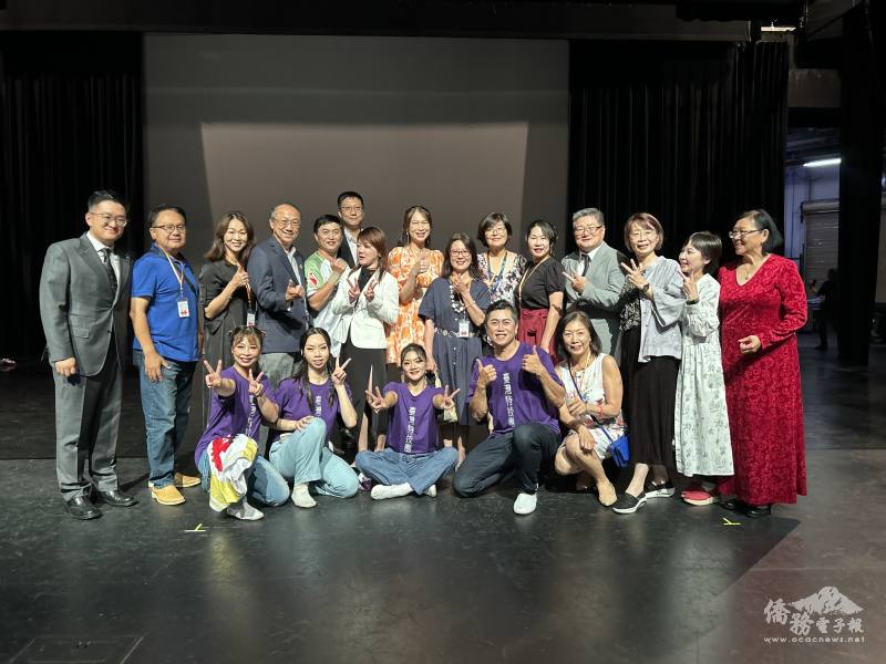 蕭蓓如、籌備單位聖地牙哥雙十委員會與臺灣特技團合影留念。