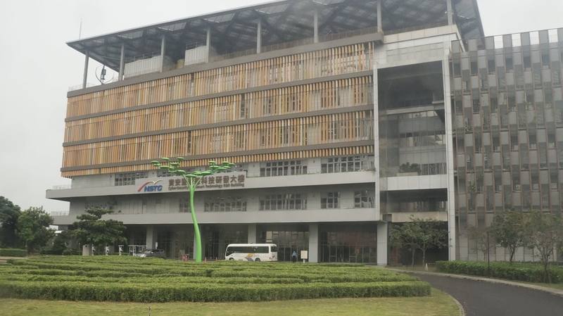 大南方新矽谷推動辦公室主任謝明得表示，位在台南沙崙的國科會資安暨智慧科技研發大樓吸引超微（AMD）、聯發科、達爾國際等15家企業、48個新創團隊及5家法人進駐